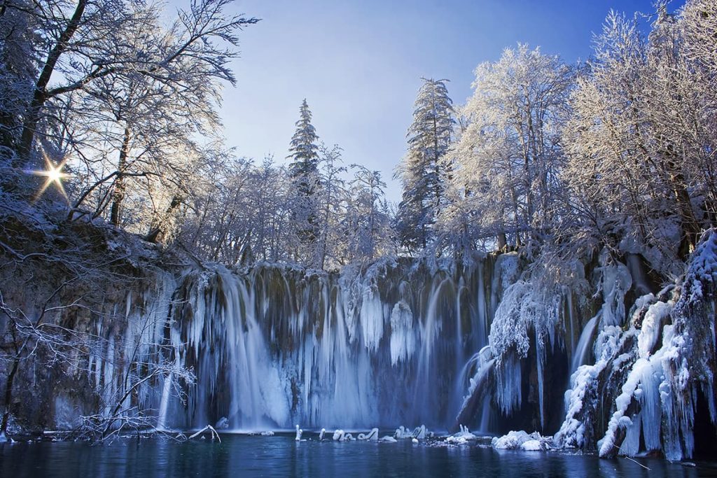 Lagos de Plitvice en invierno con cascadas congeladas y nieve, Croacia