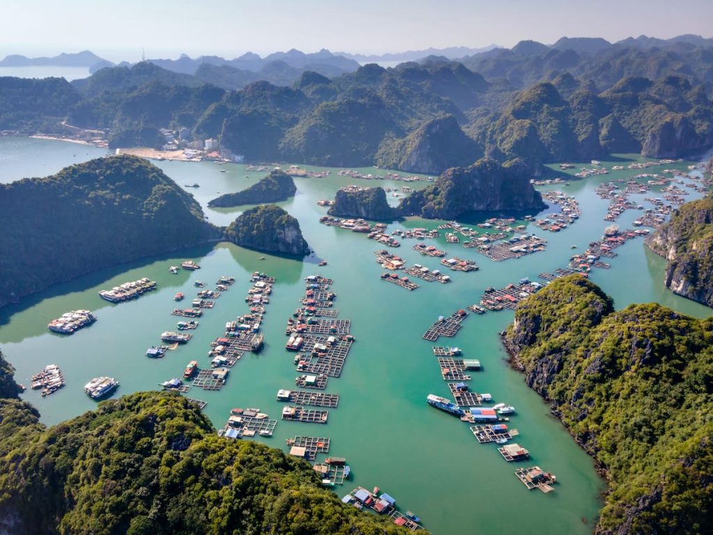 Aldea flotante entre las islas de la Bahía de Halong, Vietnam