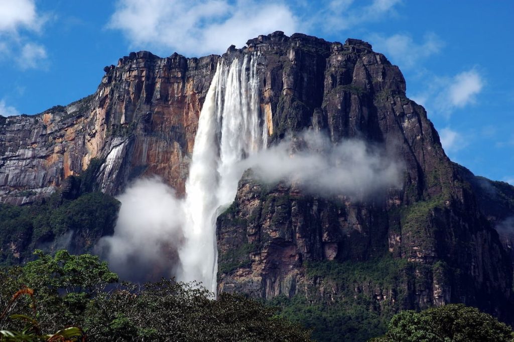 Salto del Ángel cayendo desde el Auyán-tepui entre nubes, Parque Nacional Canaima Venezuela