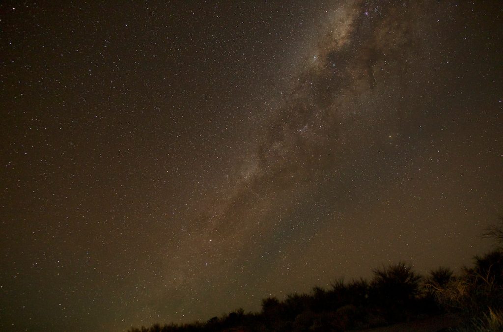 Cielo estrellado con Vía Láctea sobre el Desierto de Atacama, Chile
