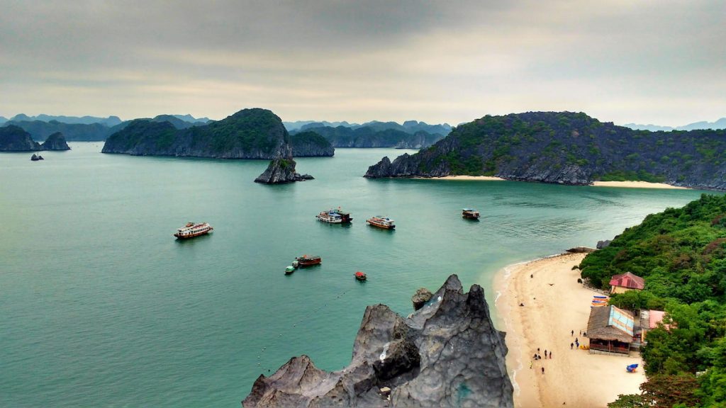 Vista aérea de las islas de caliza de la Bahía de Halong con aguas esmeralda, Vietnam