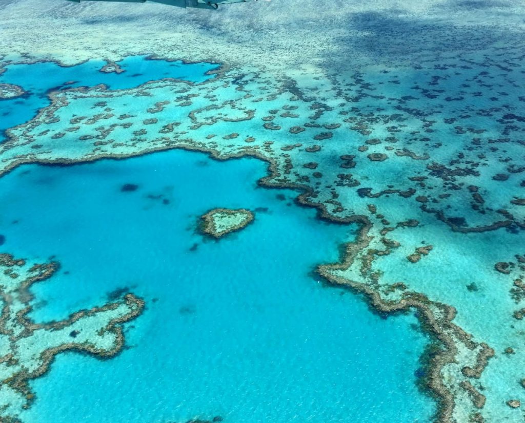 Vista aérea de los arrecifes y lagunas turquesa de la Gran Barrera de Coral, Australia