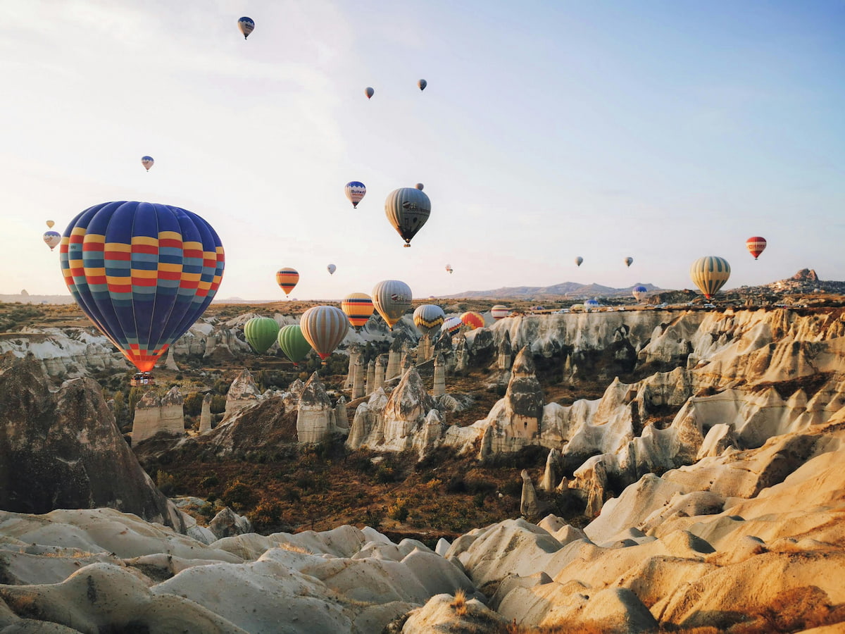 Globos aerostáticos al amanecer sobre el paisaje volcánico de Capadocia, Turquía