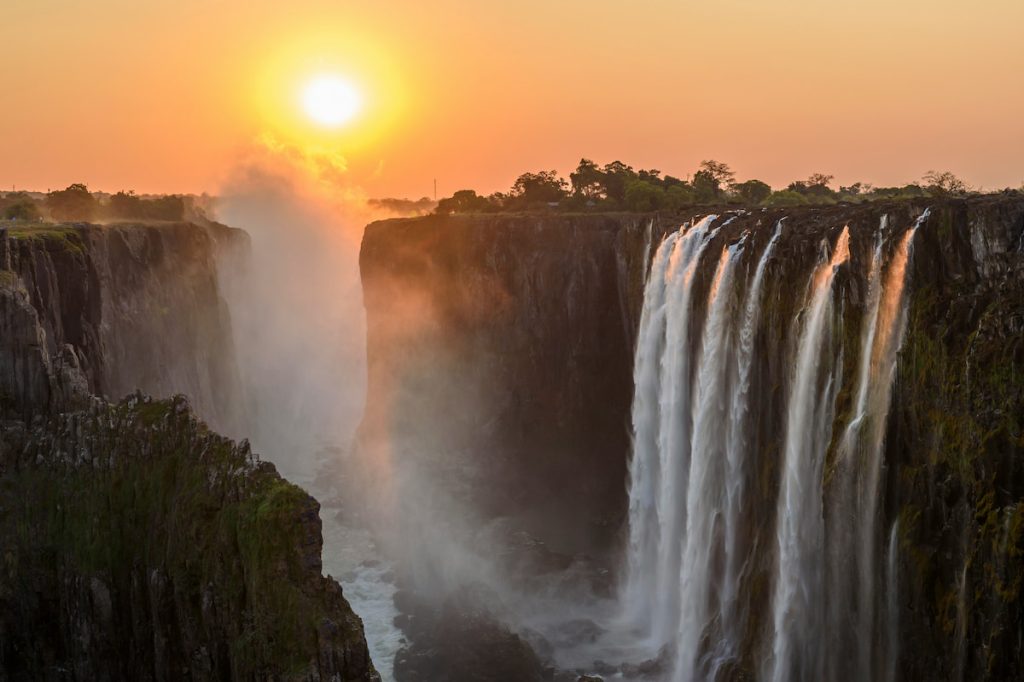 Sol sobre las Cataratas Victoria al atardecer, Zimbabue