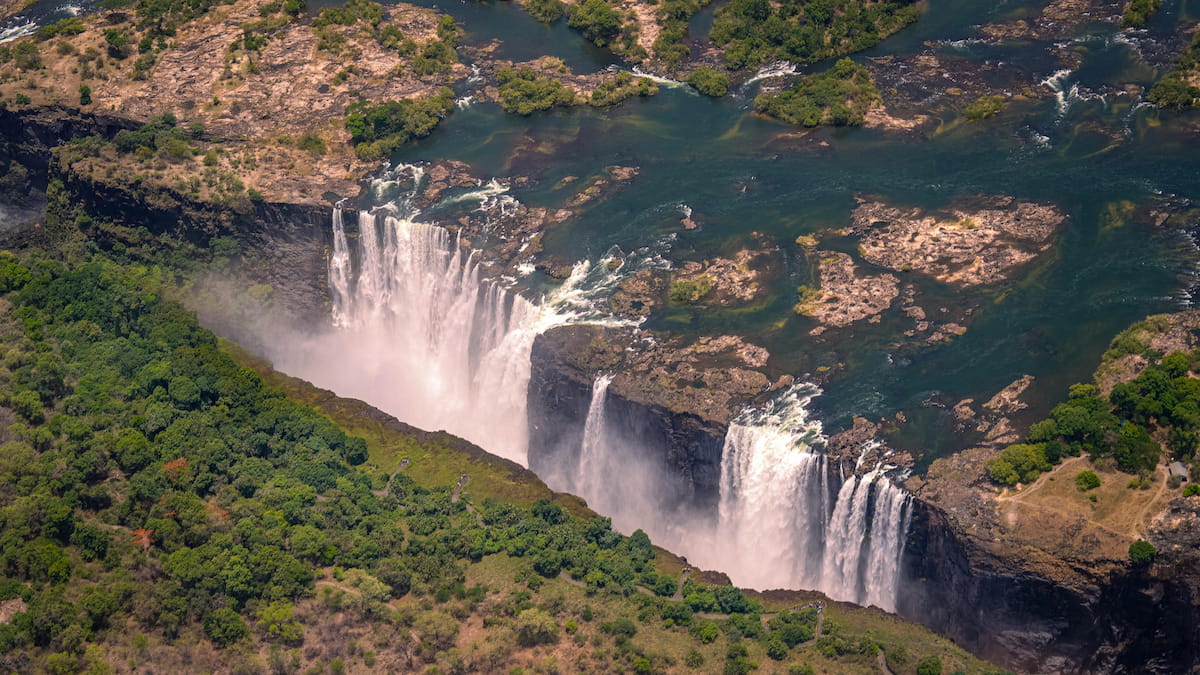 Cataratas Victoria con columna de vapor desde el aire, África austral