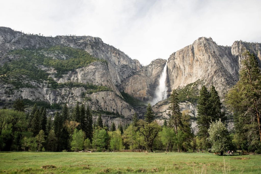 Cataratas de Yosemite en primavera con caudal máximo, California