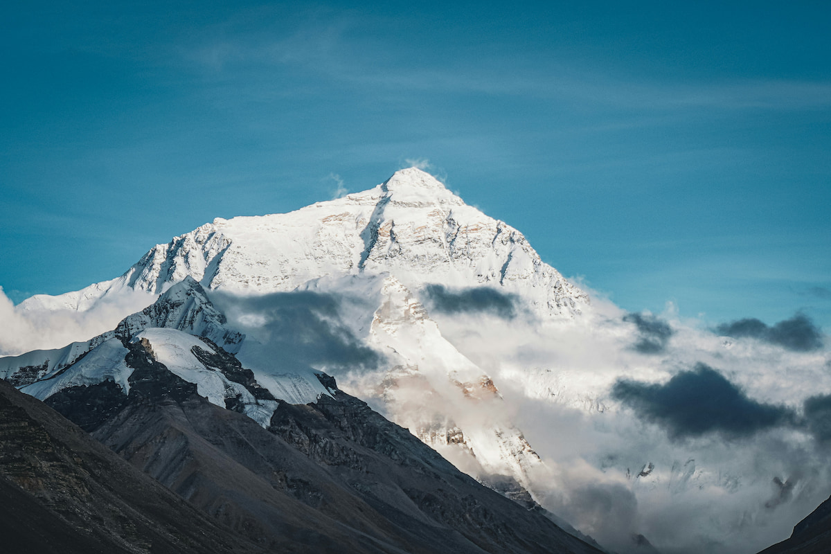 Cima del Everest entre nubes con el Himalaya al fondo, Nepal