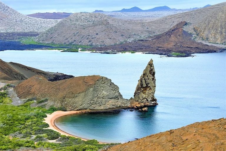 Paisaje volcánico de las Islas Galápagos con Darwin Bay en primer plano, Ecuador