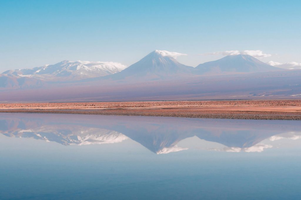 Paisaje del Desierto de Atacama con volcán nevado y salar al fondo, Chile