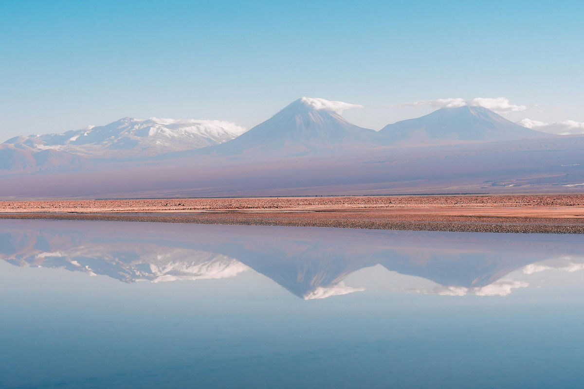 Paisaje del Desierto de Atacama con volcán nevado y salar al fondo, Chile