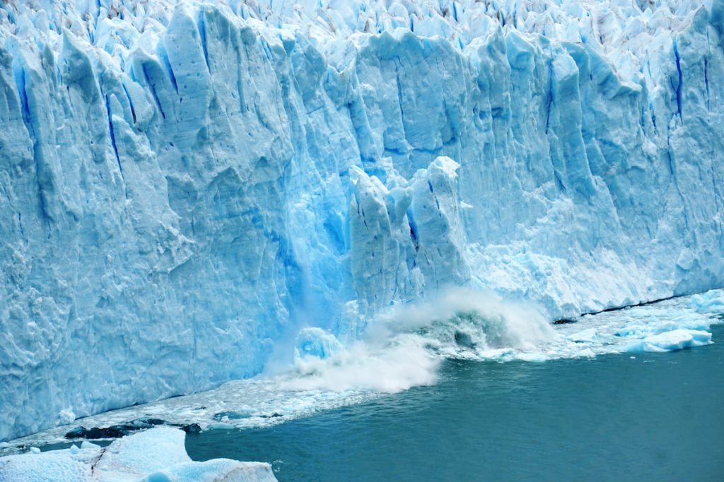Desprendimiento de hielo en el Glaciar Perito Moreno, Argentina