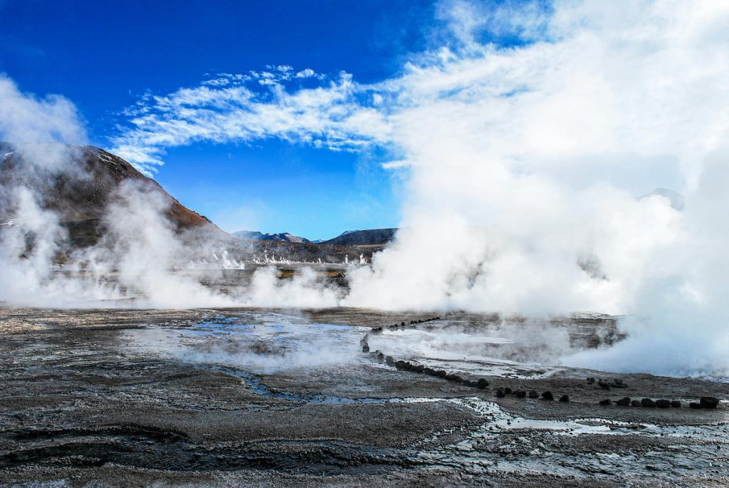 Géiseres del Tatio al amanecer en el Desierto de Atacama, Chile
