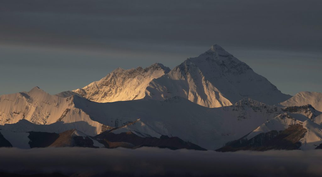 Amanecer sobre el Everest y la cordillera del Himalaya, Nepal