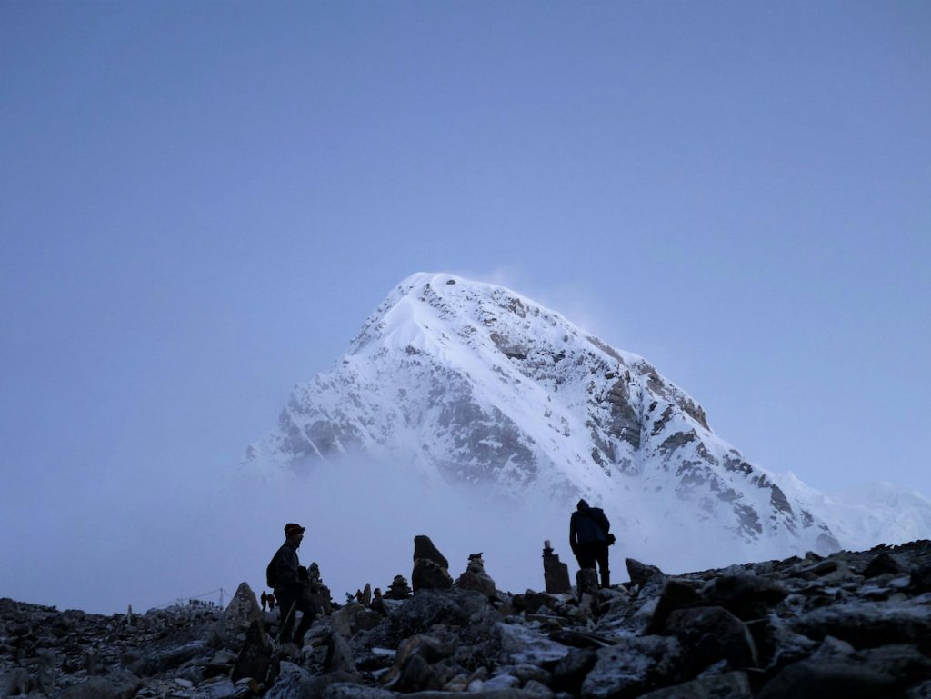 Trekking al Campo Base del Everest con el valle del Khumbu al fondo, Nepal