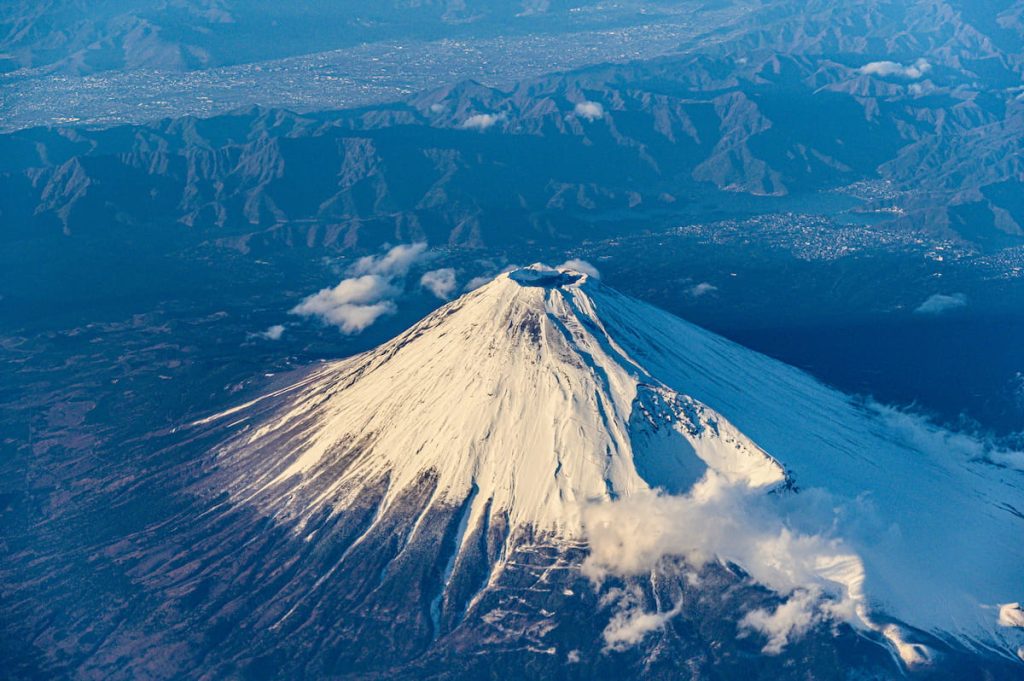 Vista aérea del cráter del Monte Fuji con nieve, Japón
