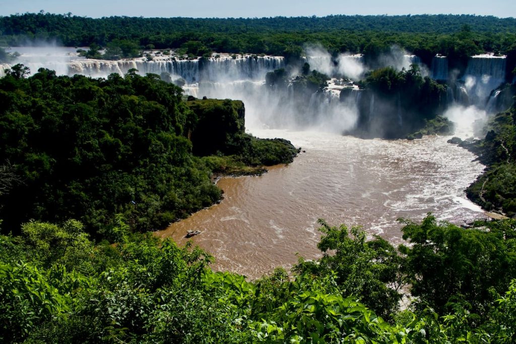 Garganta del Diablo en las Cataratas del Iguazú con columna de vapor, Argentina