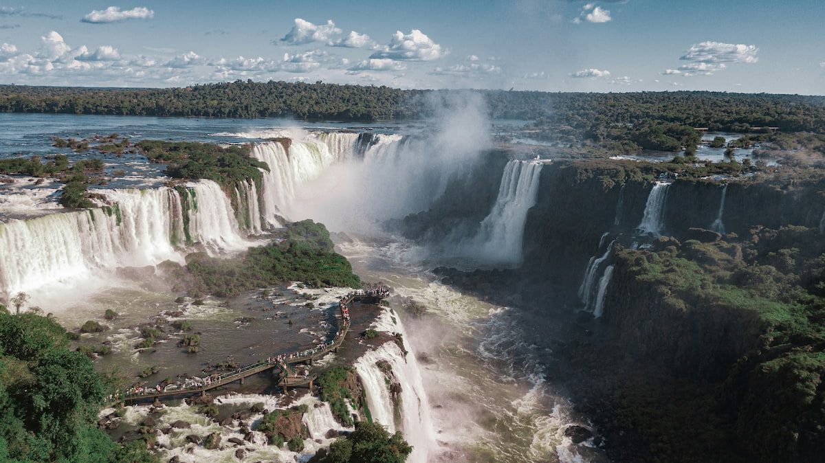 Garganta del Diablo en las Cataratas del Iguazú vista aérea, Misiones Argentina