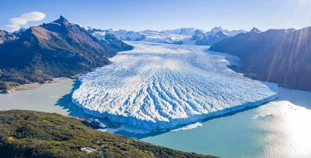 Vista aérea del Glaciar Perito Moreno y lago Argentino, Patagonia