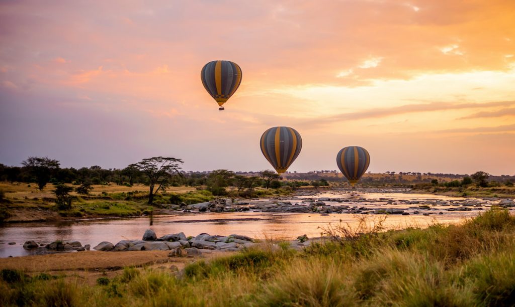Vuelo en globo aerostático al amanecer sobre el Serengeti, Tanzania