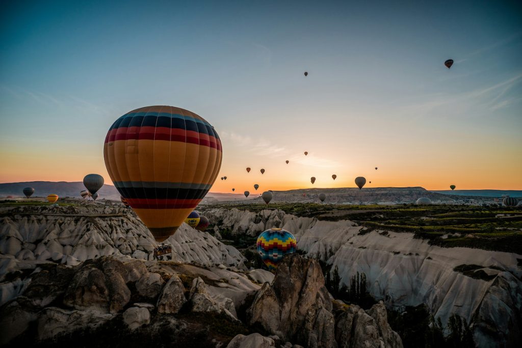 Globos aerostáticos al amanecer sobre las chimeneas de hadas de Capadocia, Turquía