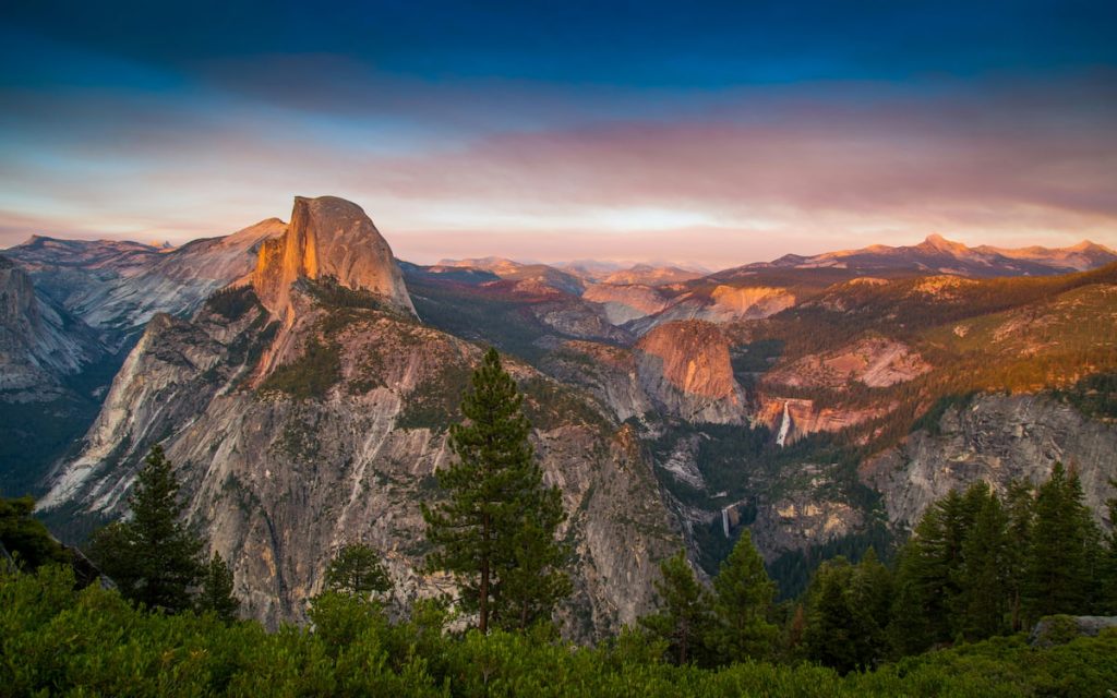 Half Dome al amanecer desde el mirador de Glacier Point, Yosemite
