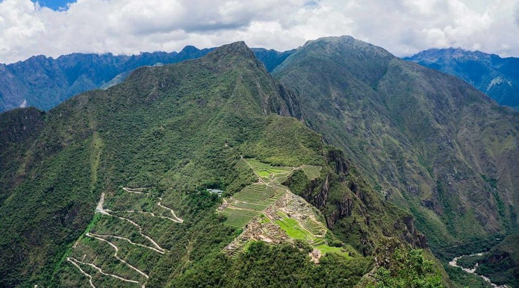 Montaña Huayna Picchu sobre el Santuario de Machu Picchu, Perú