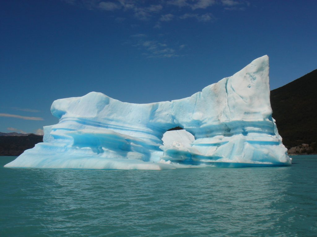 Iceberg flotando en el lago Argentino, Patagonia Argentina