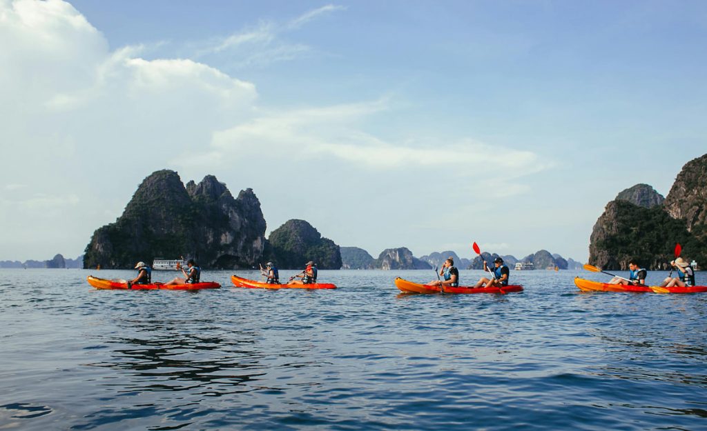 Kayak entre las torres de caliza de la Bahía de Halong, Vietnam