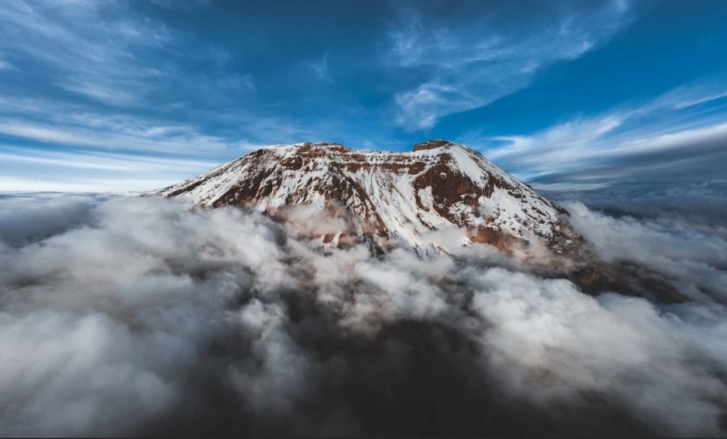 Zona de niebla y nubes en las laderas medias del Kilimanjaro, Tanzania