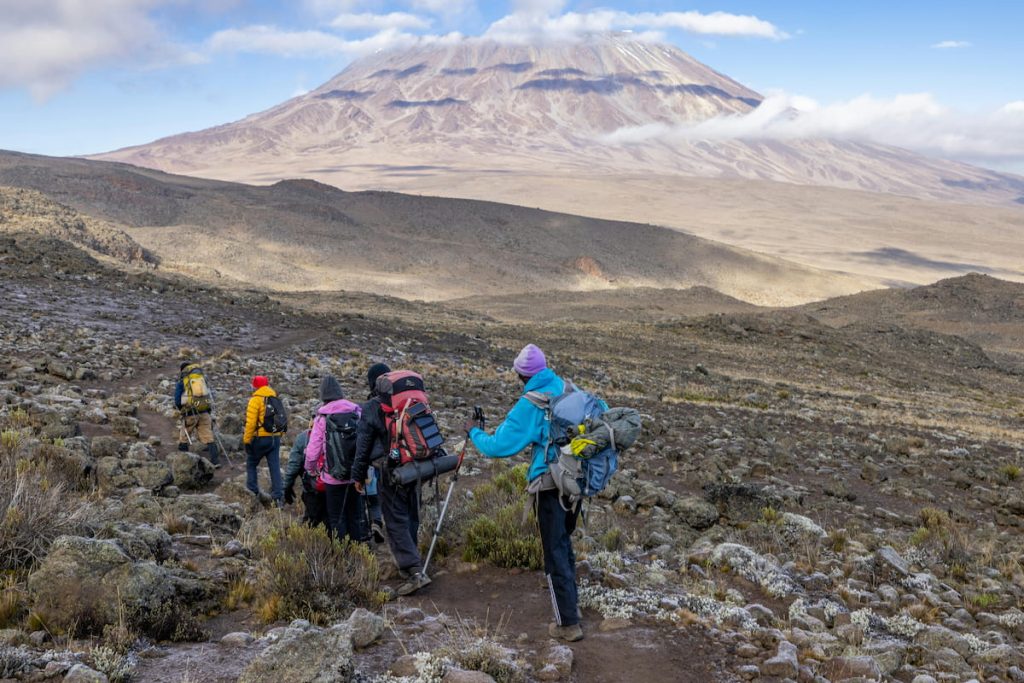Senderistas en la ruta Machame del Kilimanjaro con el volcán al fondo, Tanzania