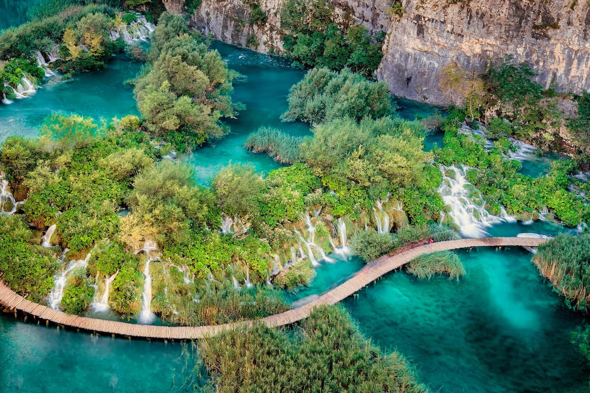 Lagos de Plitvice en cascada con aguas turquesa y pasarelas de madera, Croacia