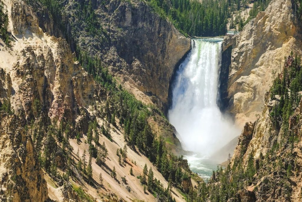 Gran Cañón de Yellowstone con cataratas Lower Falls, Wyoming