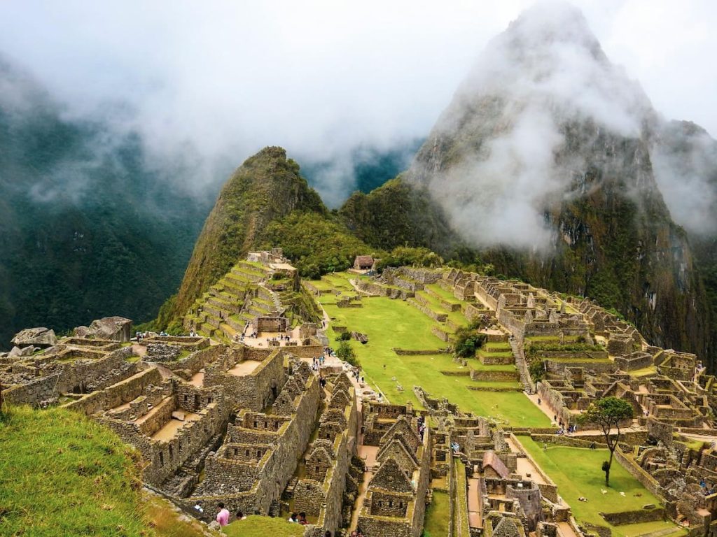 Santuario de Machu Picchu entre las nubes con bosque nuboso andino, Cusco Perú