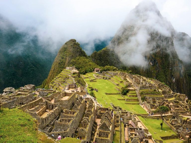 Santuario de Machu Picchu entre las nubes con bosque nuboso andino, Cusco Perú