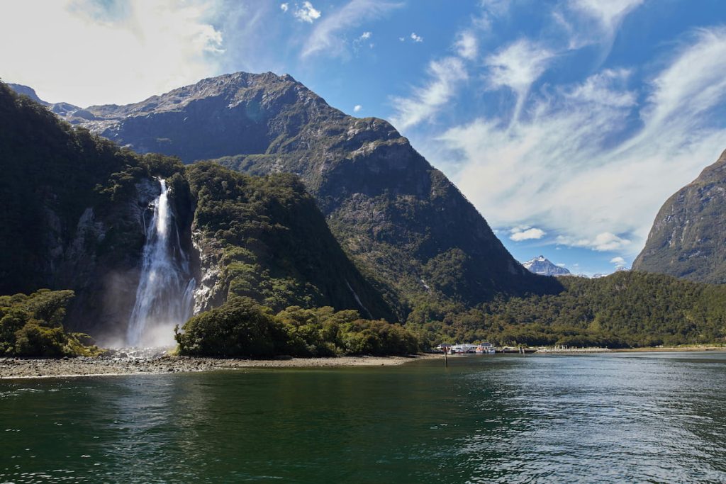 Milford Sound con paredes de granito y cascadas en el Parque Nacional de Fiordland