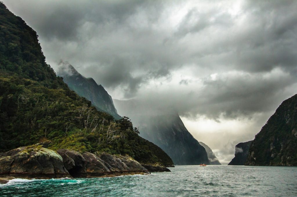 Milford Sound al amanecer con paredes de granito y niebla, Parque Nacional de Fiordland Nueva Zelanda