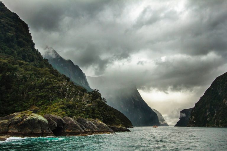 Milford Sound al amanecer con paredes de granito y niebla, Parque Nacional de Fiordland Nueva Zelanda