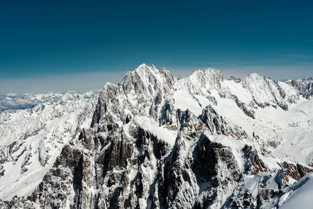 Cima nevada del Mont Blanc sobre el valle de Chamonix con glaciares, Alpes franceses