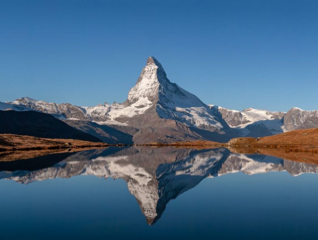 Monte Cervino Matterhorn al amanecer sobre el valle de Zermatt, Suiza
