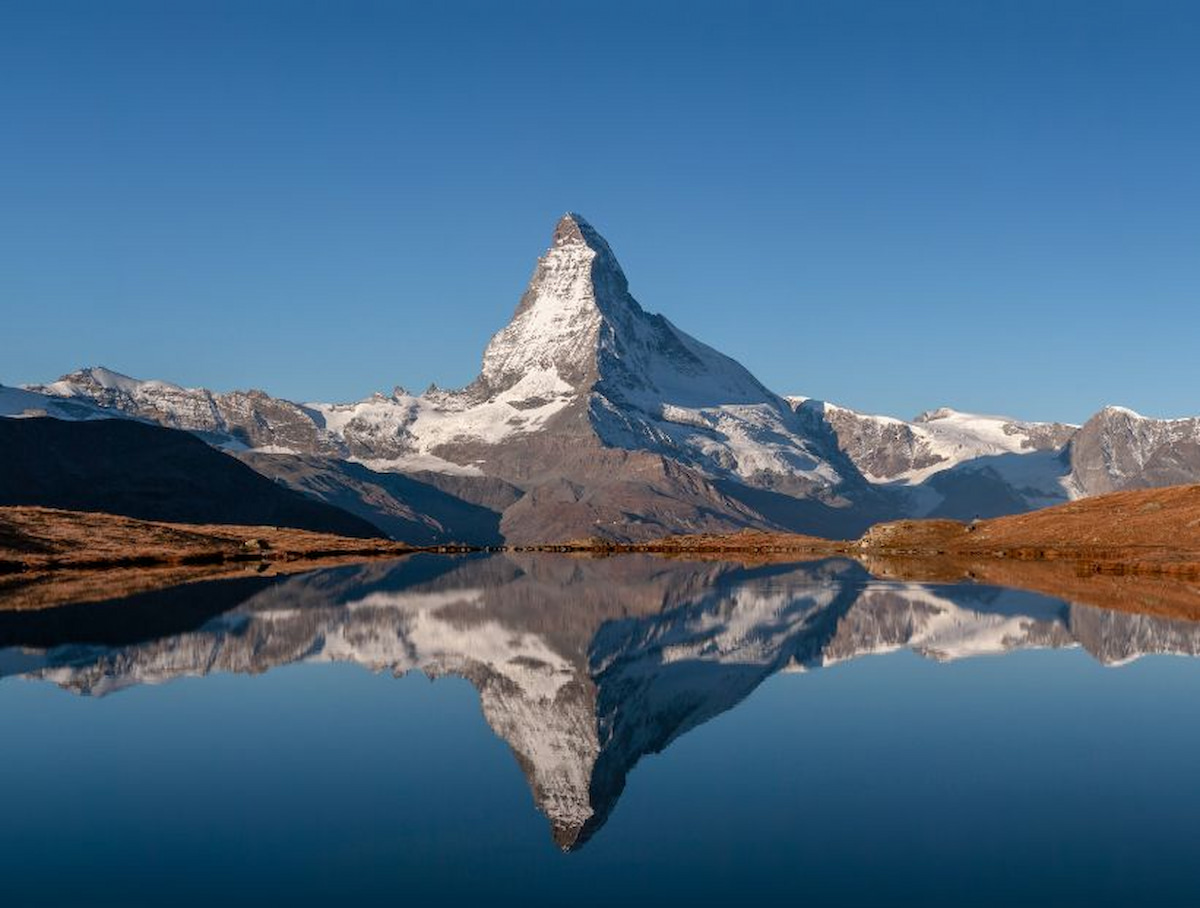 Monte Cervino Matterhorn al amanecer sobre el valle de Zermatt, Suiza
