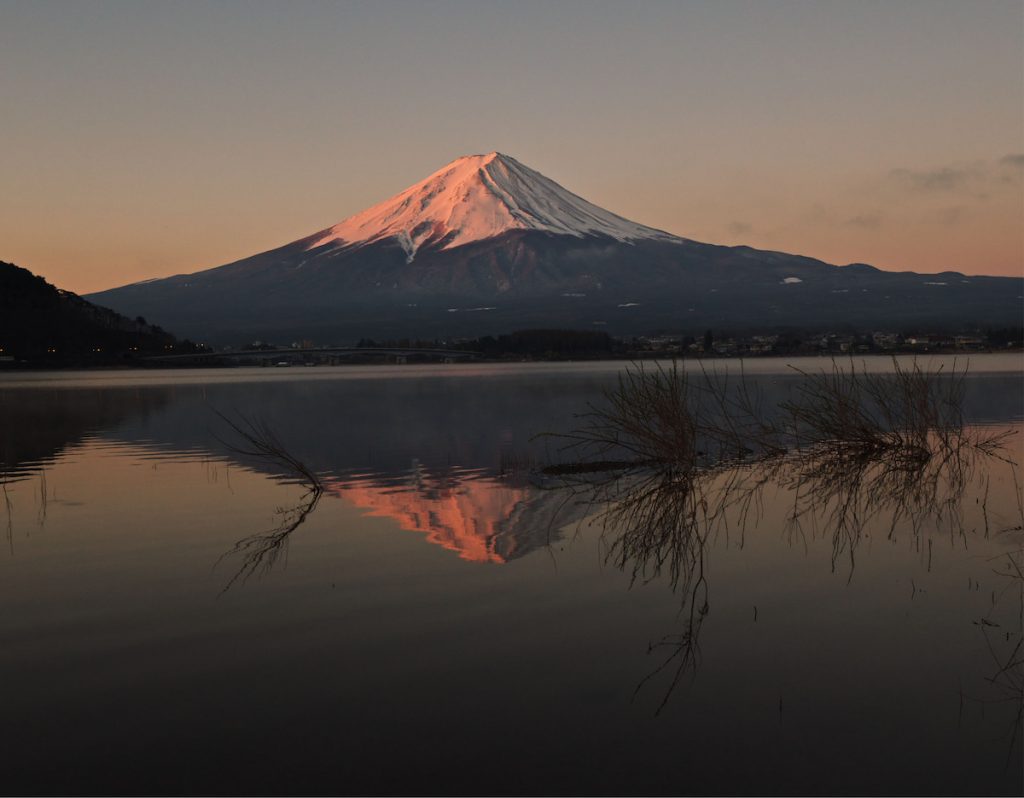 Monte Fuji nevado reflejado en el lago Kawaguchiko al amanecer, Japón