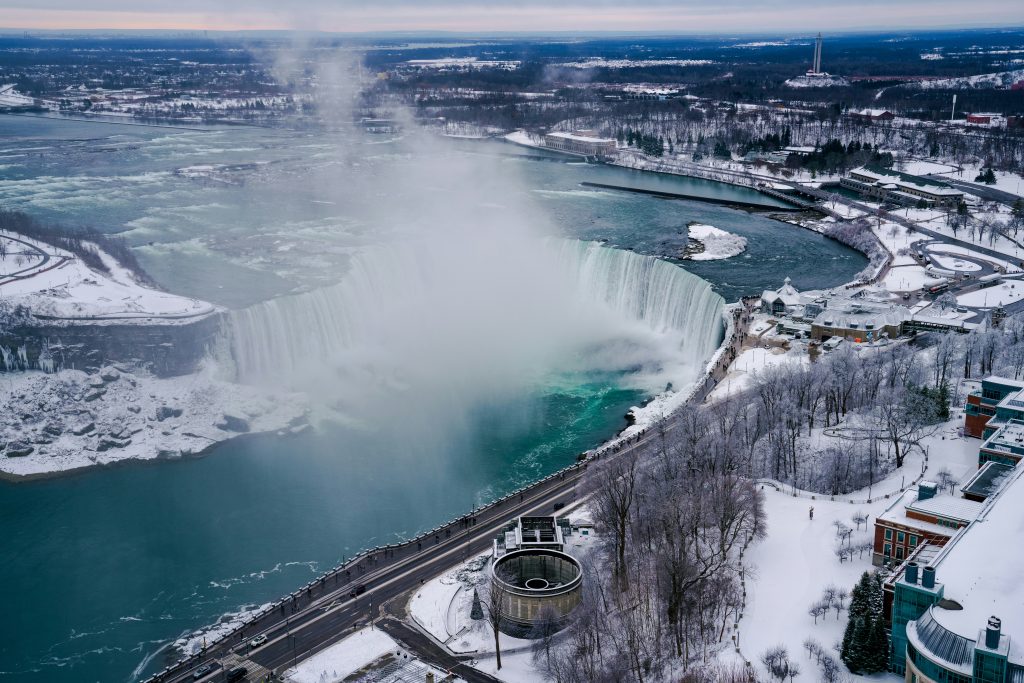 Vista aérea de las Horseshoe Falls en las Cataratas del Niágara desde Canadá