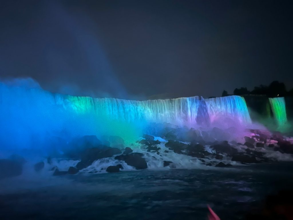 Cataratas del Niágara iluminadas de noche