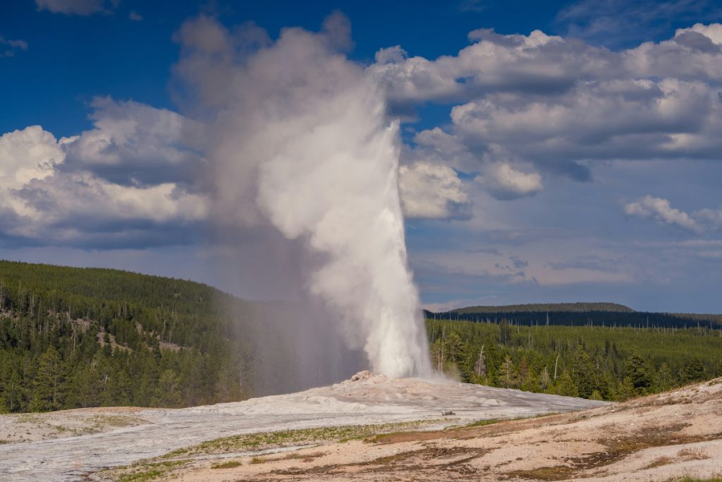 Old Faithful en erupción en el Parque Nacional de Yellowstone, Wyoming
