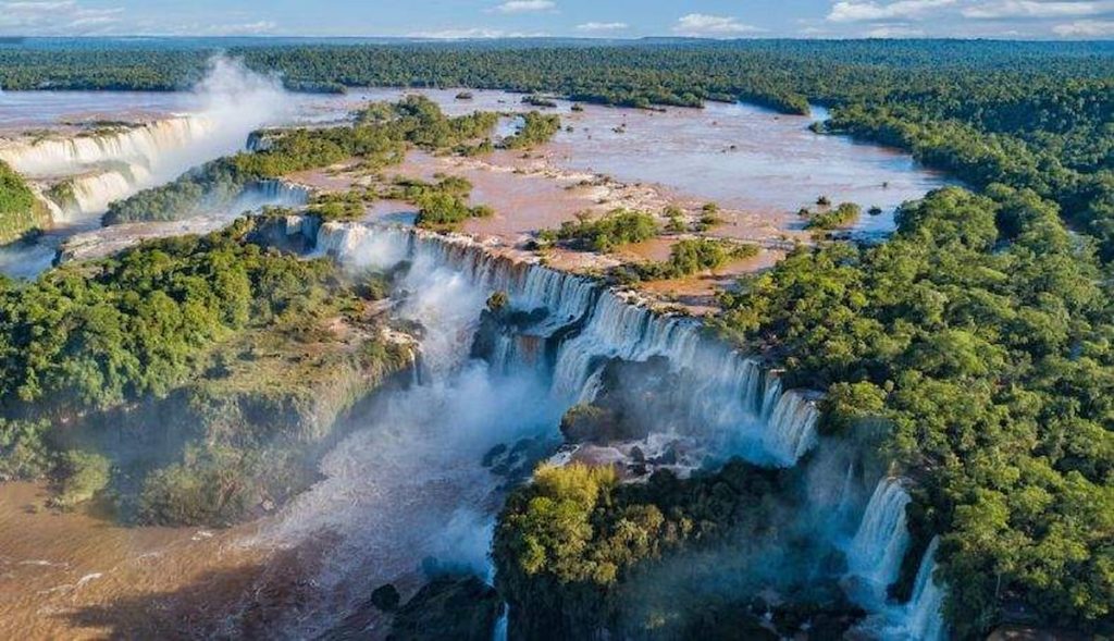 Vista aérea del sistema de cataratas del Iguazú entre Argentina y Brasil