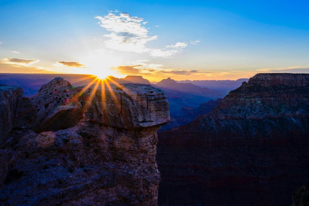 Amanecer con rayos de sol sobre el Gran Cañón, Arizona