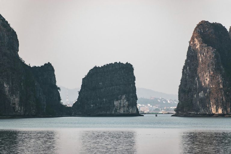 Torres de caliza de la Bahía de Halong al amanecer, Vietnam