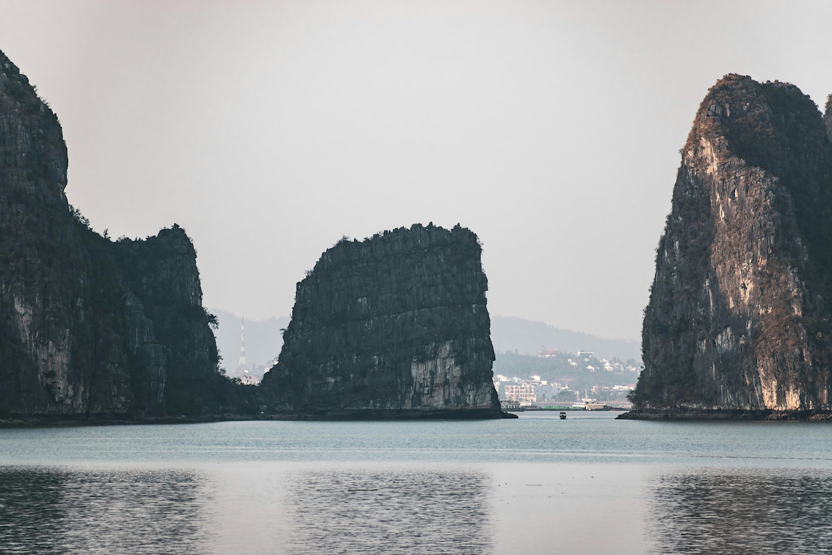 Torres de caliza de la Bahía de Halong al amanecer, Vietnam