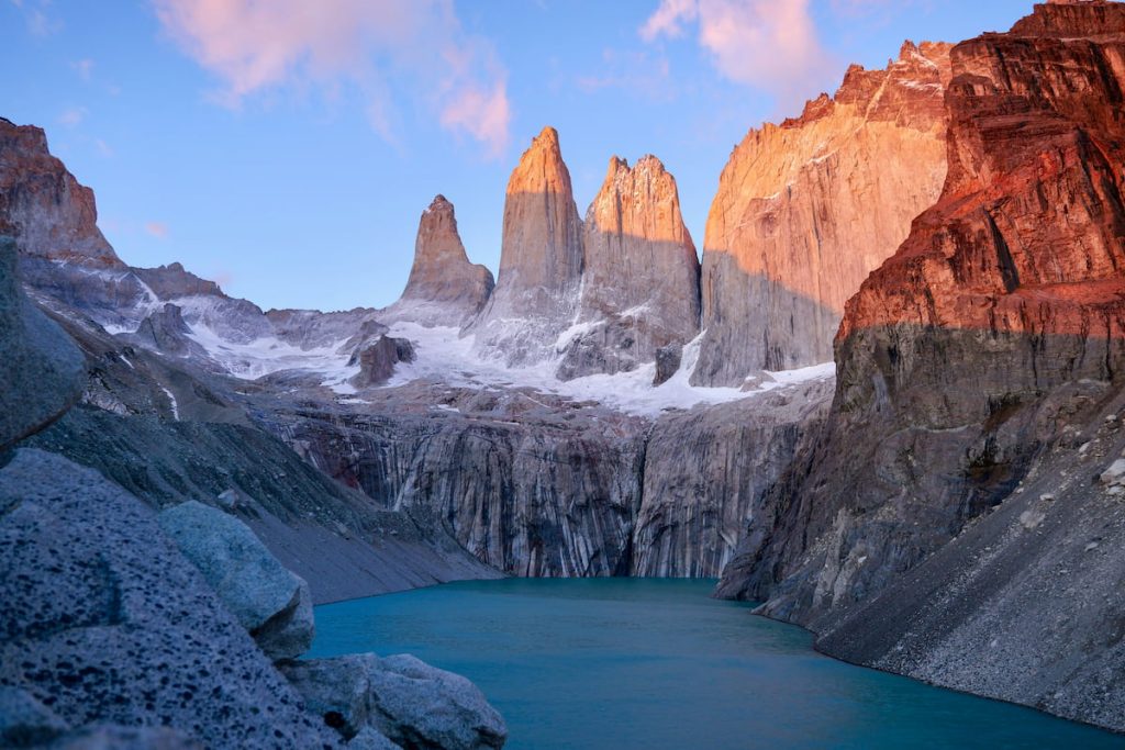 Torres del Paine al amanecer reflejadas en laguna glaciar, Patagonia chilena
