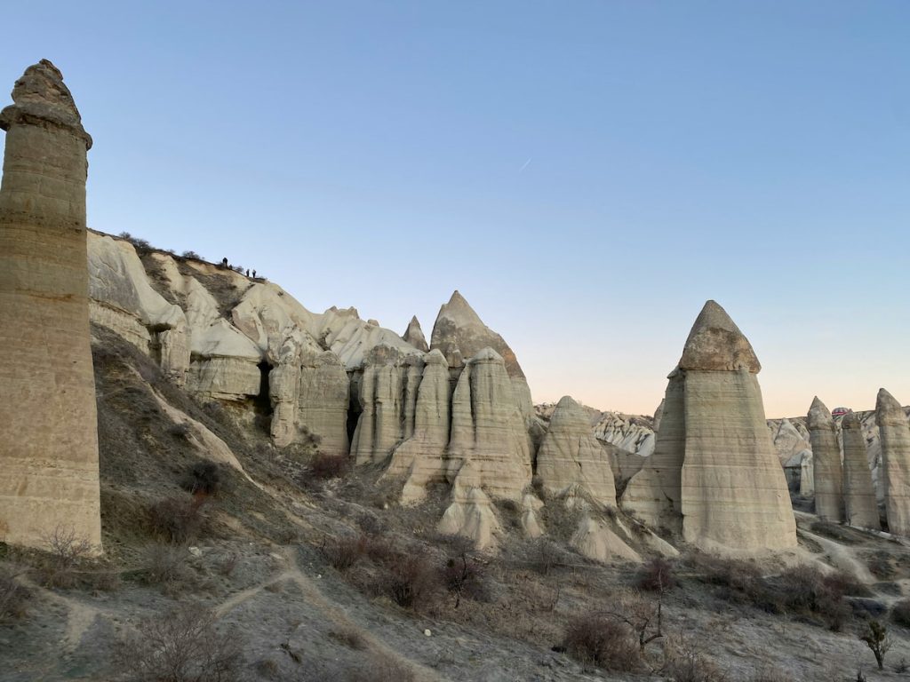 Valle de Göreme con chimeneas de hadas y formaciones volcánicas, Capadocia Turquía